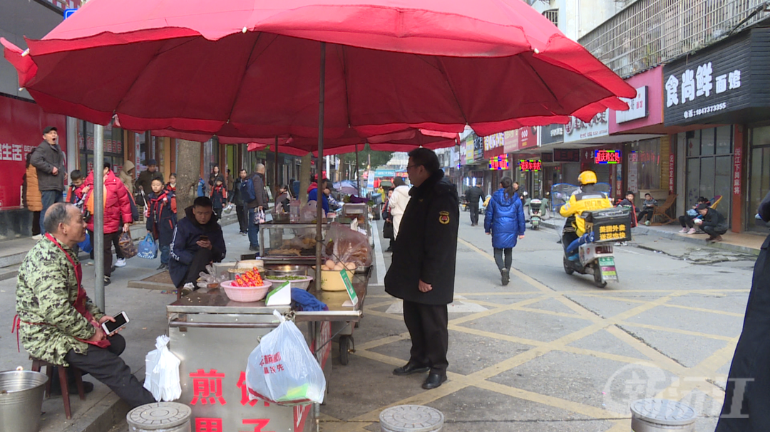沅江市城管大队：常态化规范校园周边摊贩 保障学生上下学安全