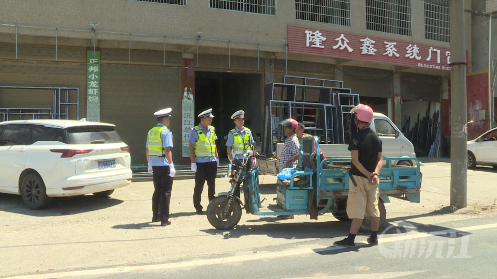 高溫天氣交警執(zhí)勤 守護(hù)道路安全