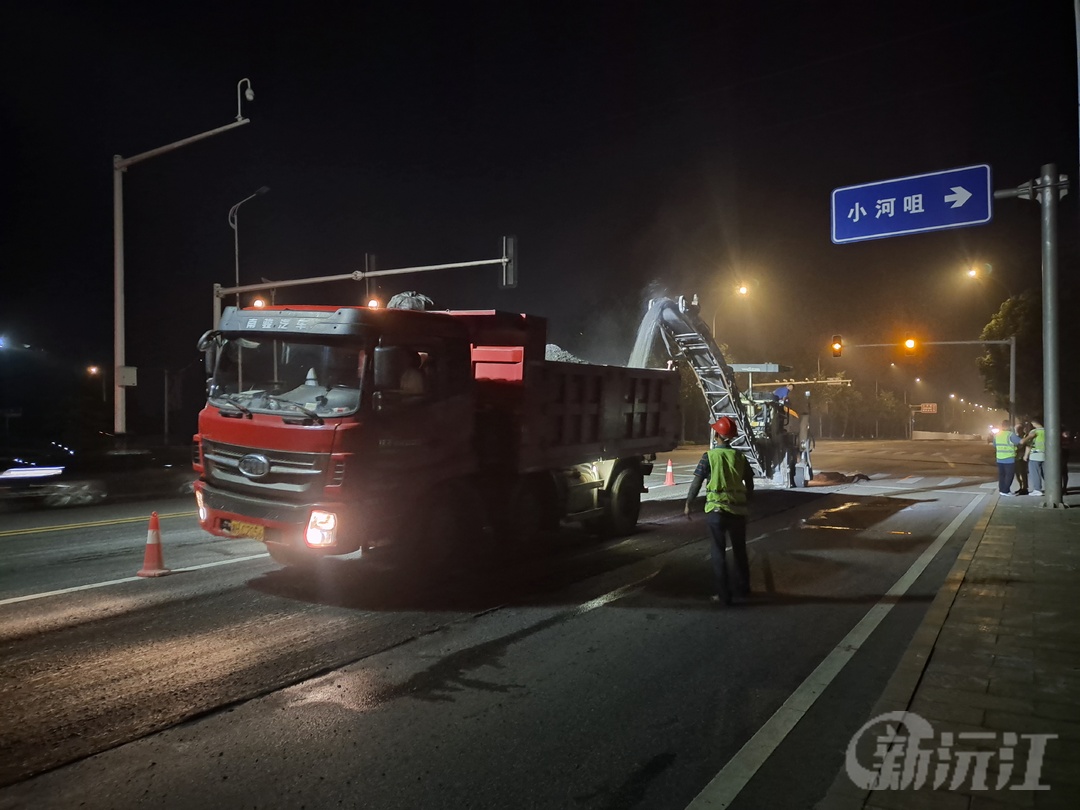 湖南沅江：公路養(yǎng)護(hù)人連夜作戰(zhàn) 消除道路安全隱患