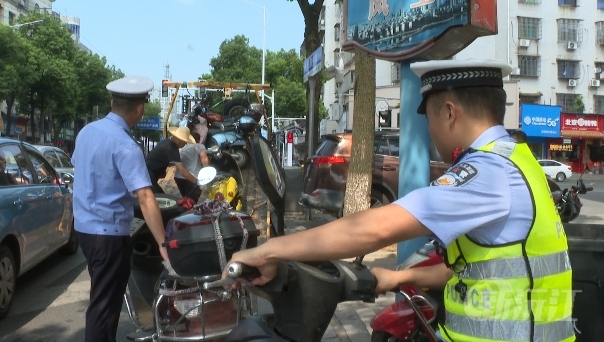 交警整治摩托車違法違規(guī)行為