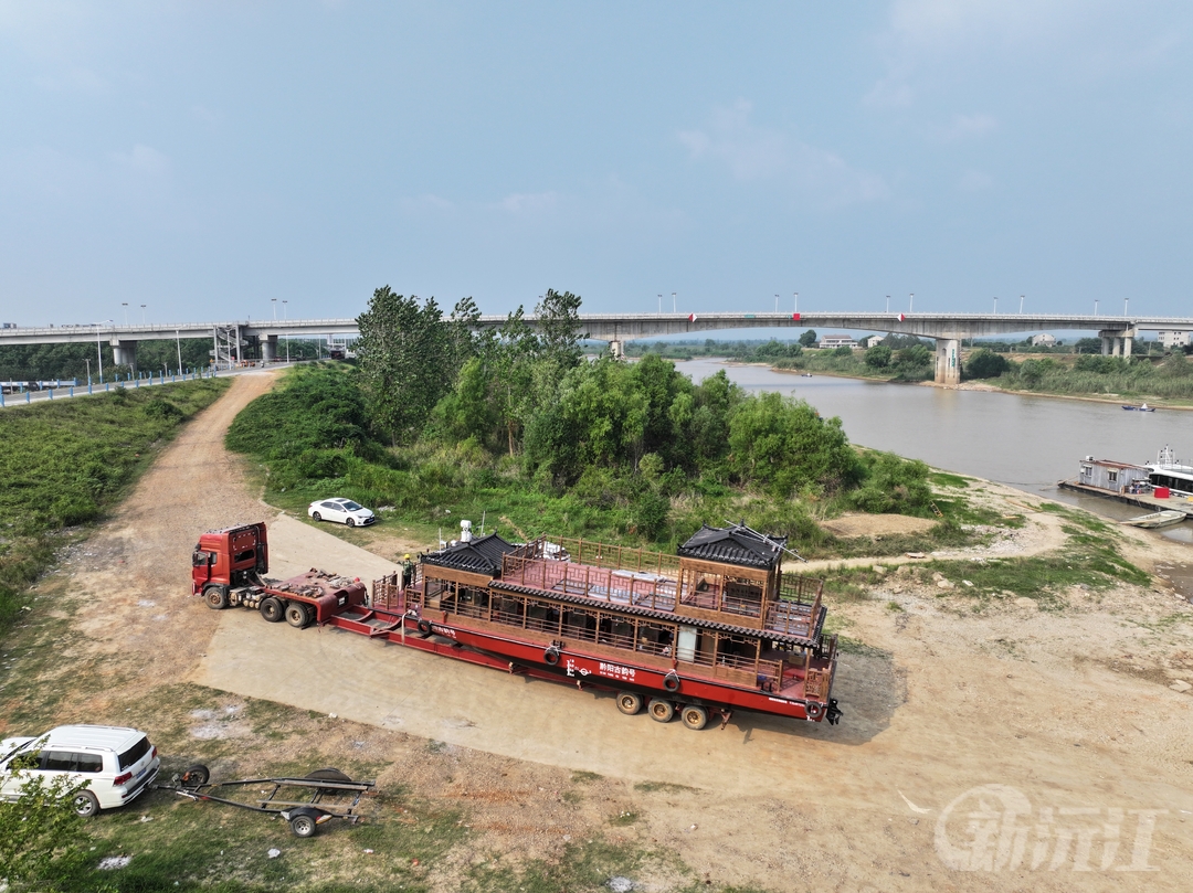 益陽(yáng)沅江：新型畫(huà)舫船行河下水