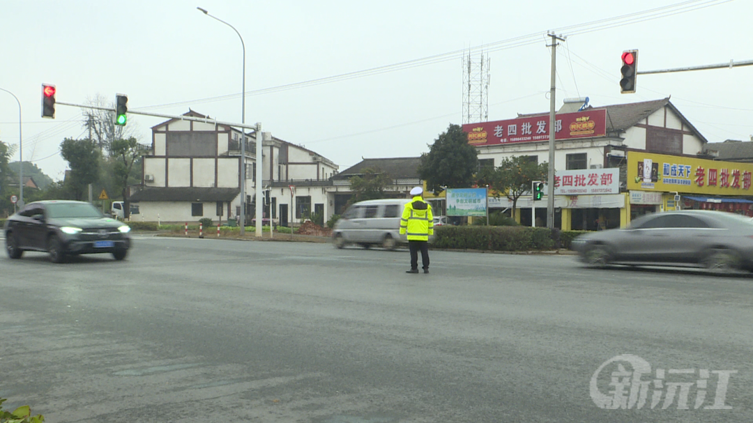 沅江市交警春节期间坚守岗位 全力保障市民出行安全