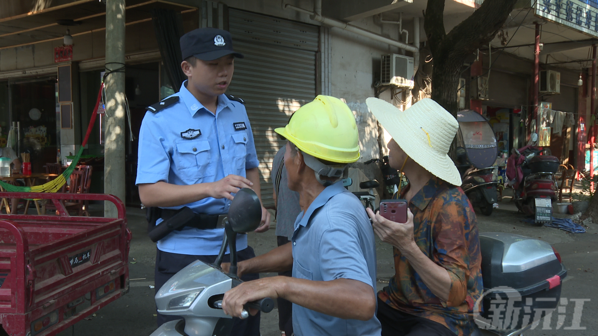 共华镇开展交通劝导行动 织密道路安全防护网