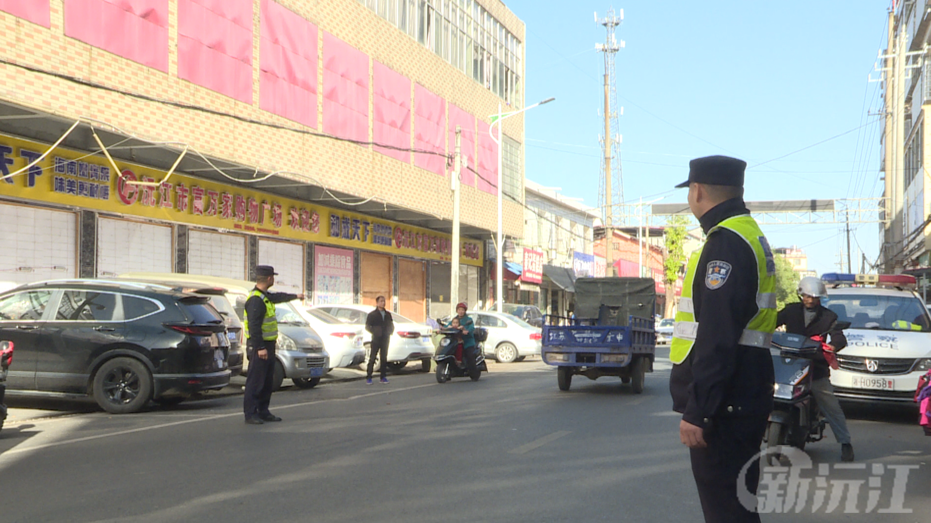 沅江市黄茅洲派出所开展交通安全劝导行动 守护老年人出行安全