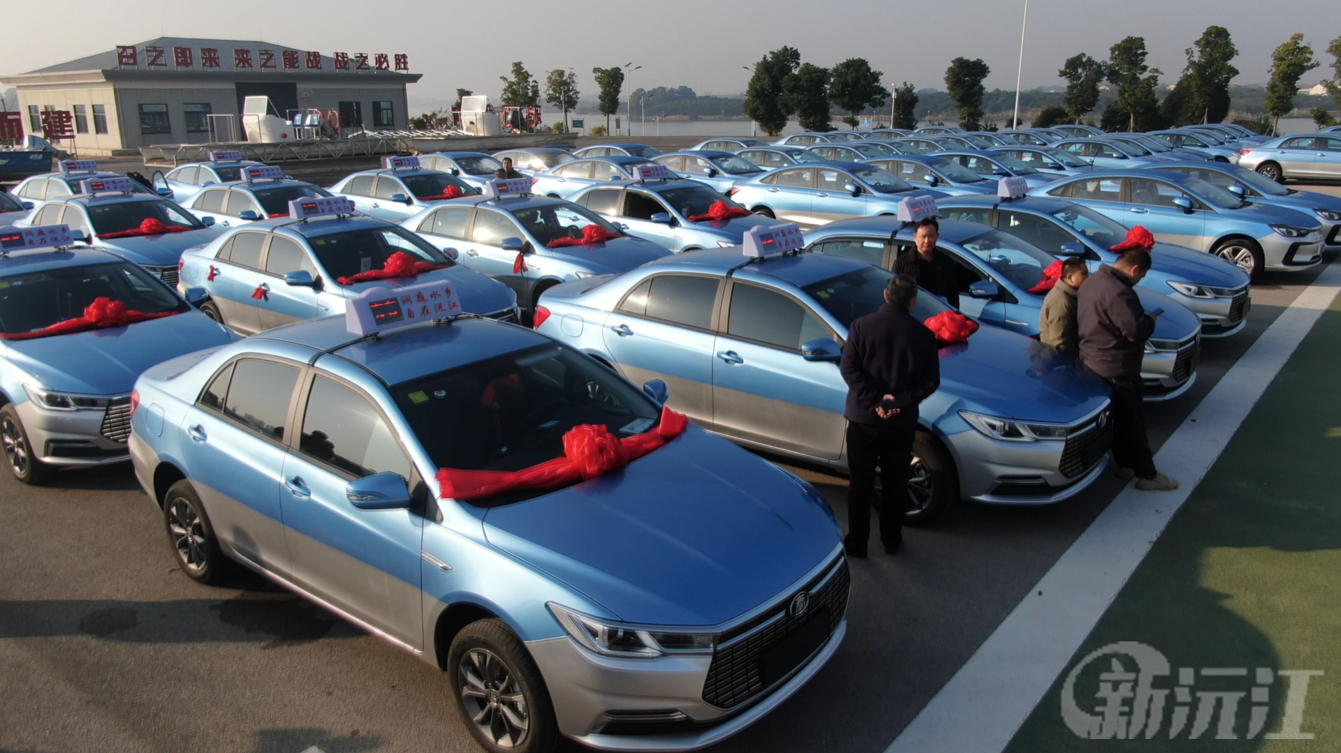 沅江市第一批新能源电动出租车上路 绿色出行服务升级