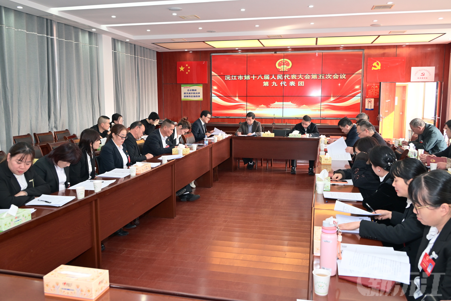 沅江市第十八届人民代表大会第五次会议开展分团讨论