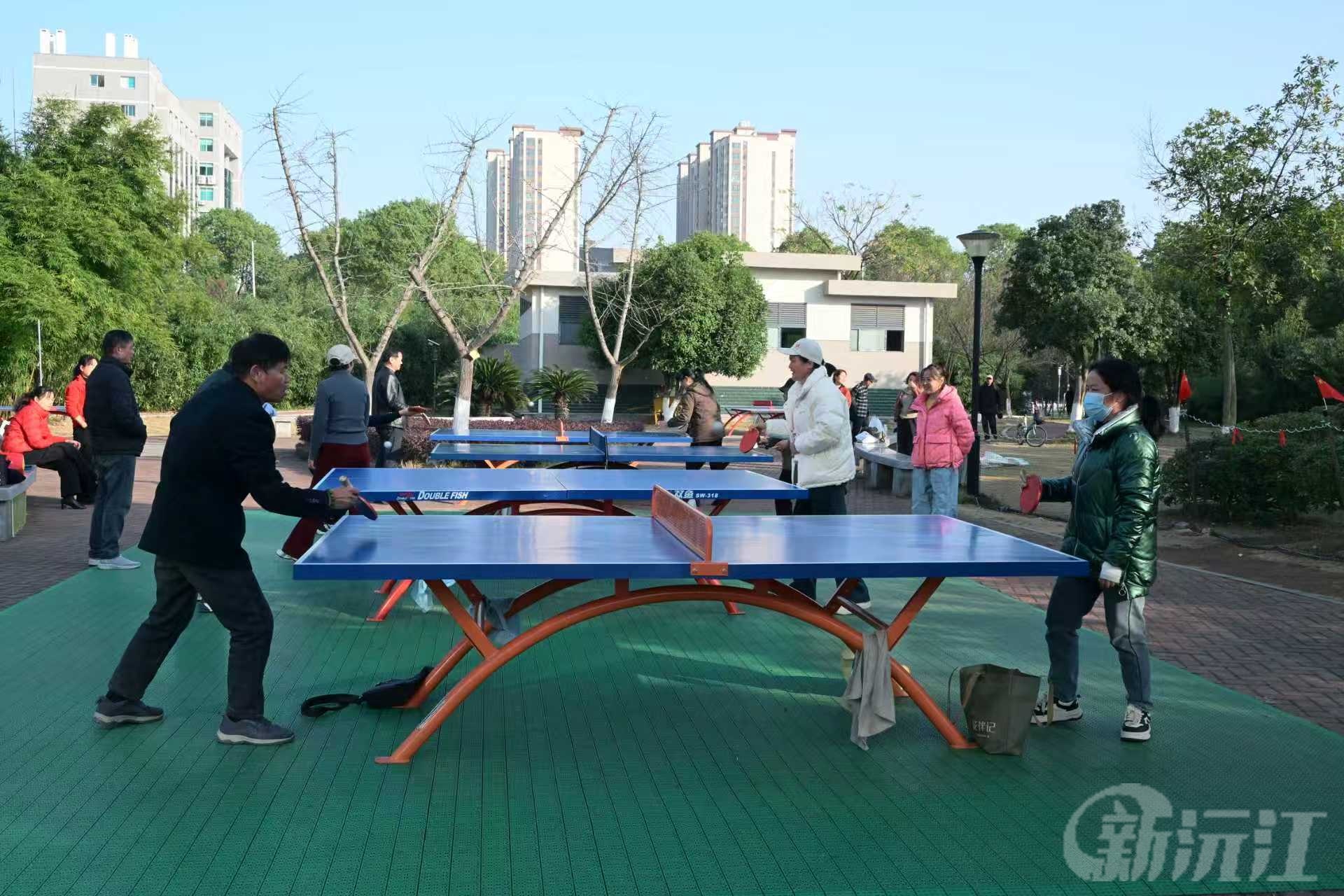 蓼叶湖公园：乒乓飞舞广场舞欢 市民休闲乐享民生