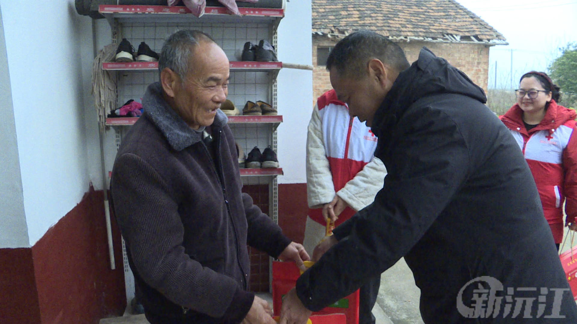 寒冬送暖 红十字会携手志愿者慰问困难群众