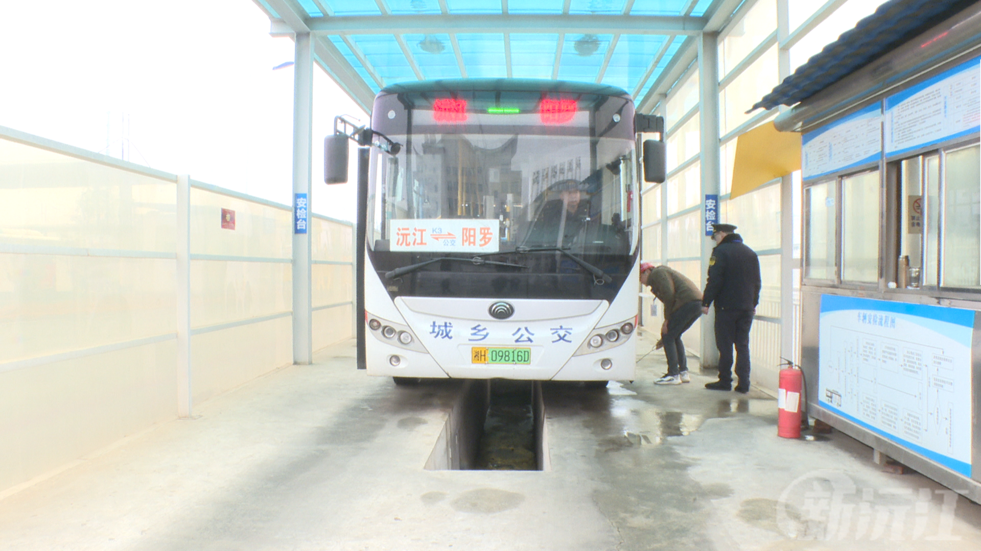 严把春运安全关  执法人员为营运车辆“把脉问诊”