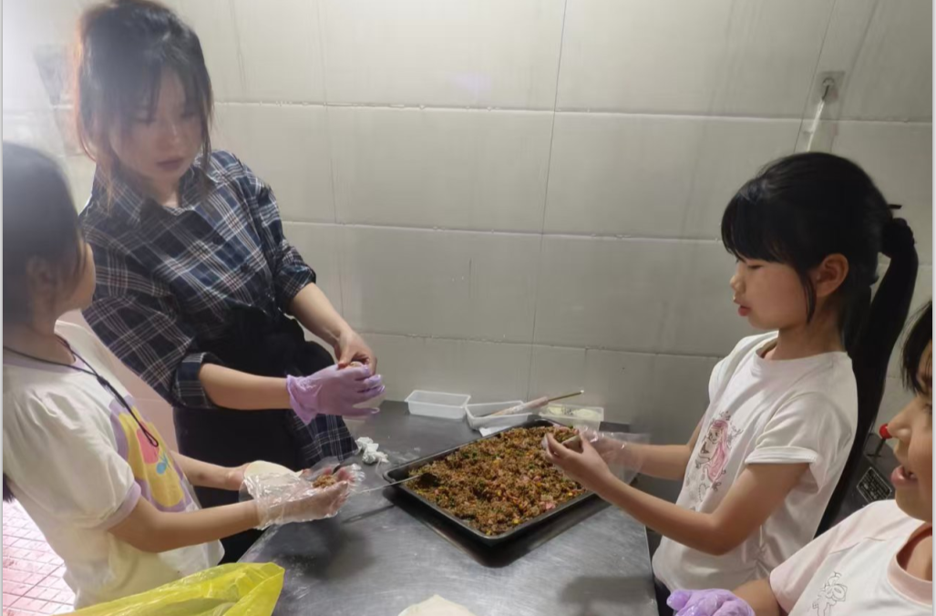 巧手做烧麦 劳动悦童心——共华镇三拱闸小学三年级开展劳动实践课