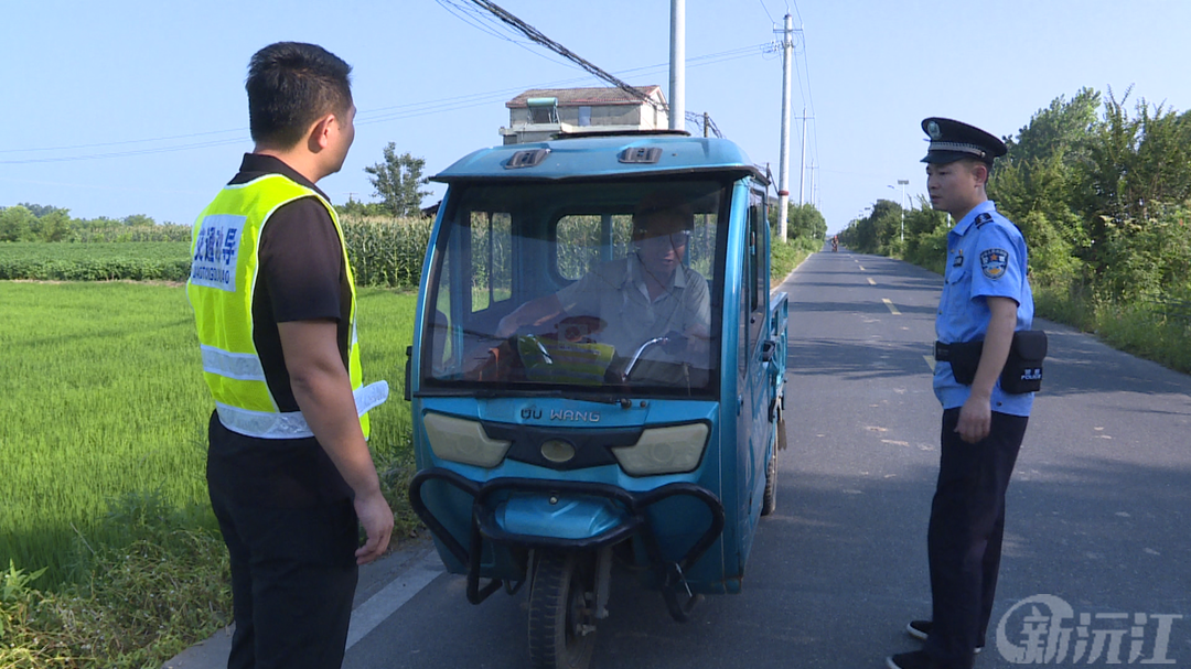 共华镇开展头盔佩戴专项劝导 筑牢农村道路安全防线