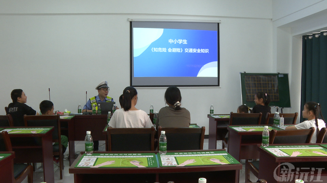 暑期安全不 “放假”  沅江交警为青少年送上交通安全 “必修课”