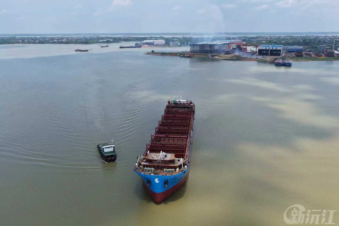 益阳沅江：长江专线最大LNG动力江海直达集装箱船顺利下水