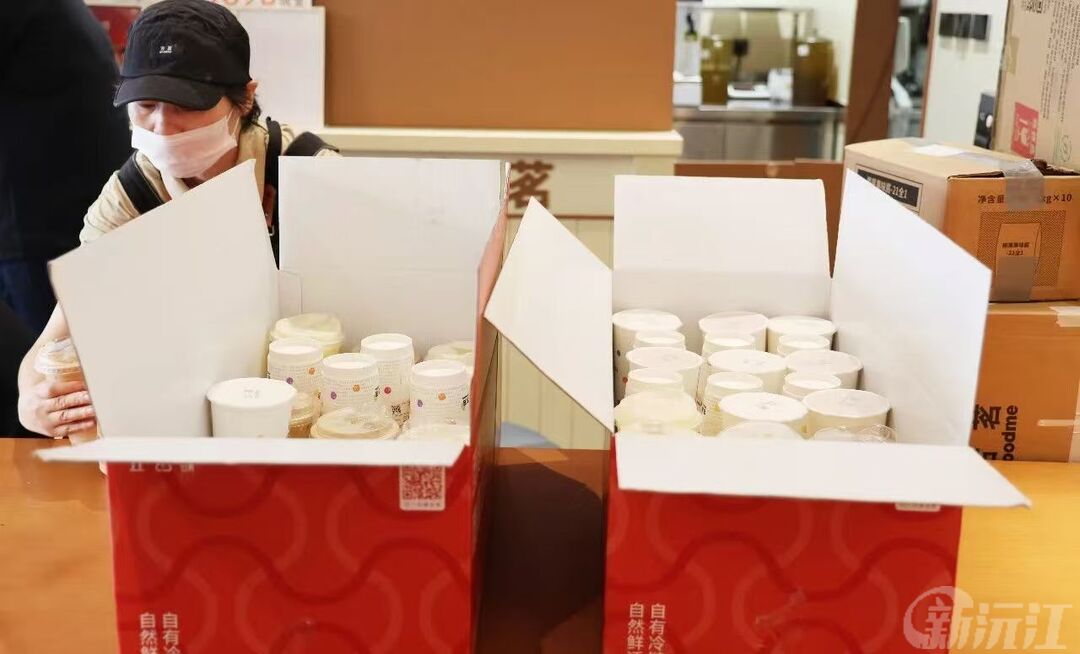 生活暖心仪式感：“秋天第一杯奶茶”刷屏街头