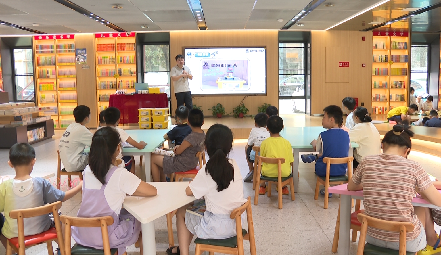 新华书店沅江中心门店：多彩公益活动 助力青少年快乐成长
