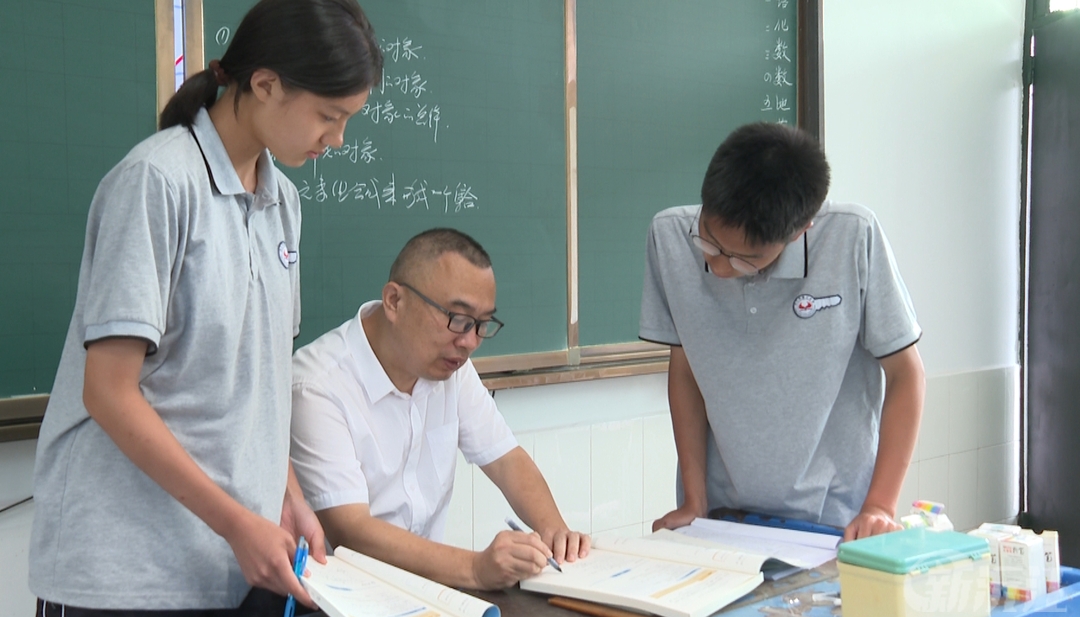 甘智辉：扎根乡村二十六载 用生命点亮学子未来